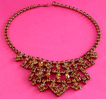 a beautiful vintage costume jewelry necklace unsigned
