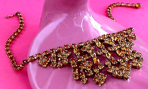 a beautiful vintage costume jewelry necklace unsigned