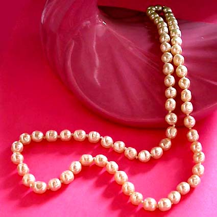 a beautiful vintage costume jewelry necklace unsigned