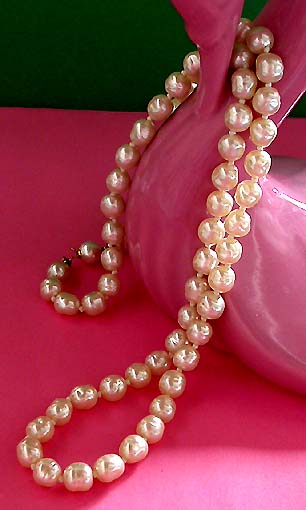 a beautiful vintage costume jewelry necklace unsigned