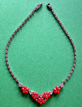 a beautiful vintage costume jewelry necklace unsigned