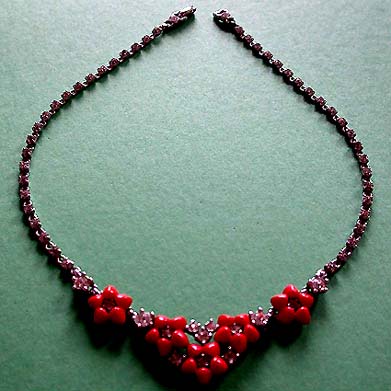 a beautiful vintage costume jewelry necklace unsigned