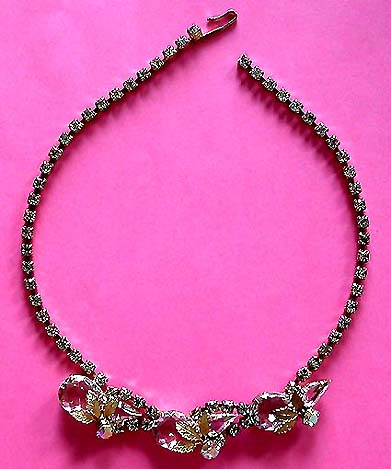 a beautiful vintage costume jewelry necklace unsigned
