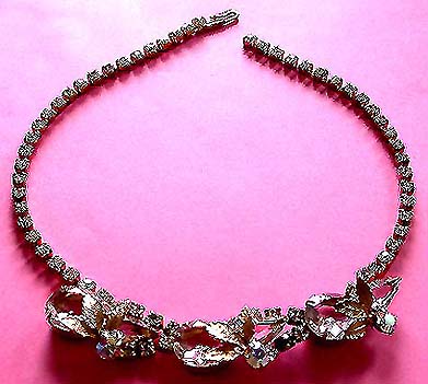 a beautiful vintage costume jewelry necklace unsigned
