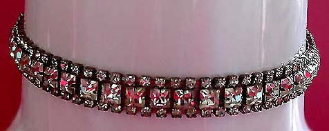 a beautiful vintage costume jewelry necklace unsigned