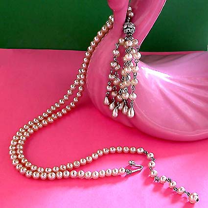 a beautiful vintage costume jewelry necklace unsigned