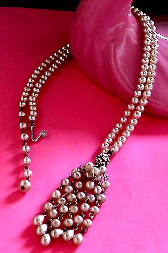 a beautiful vintage costume jewelry necklace unsigned