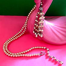 a beautiful vintage costume jewelry necklace unsigned