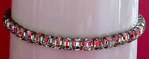 a beautiful vintage costume jewelry necklace unsigned