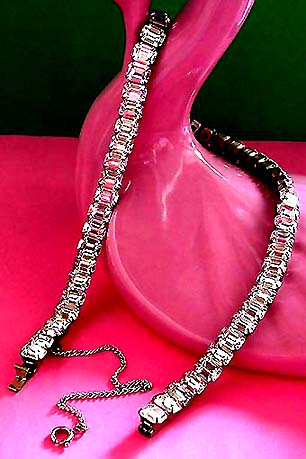 a beautiful vintage costume jewelry necklace unsigned