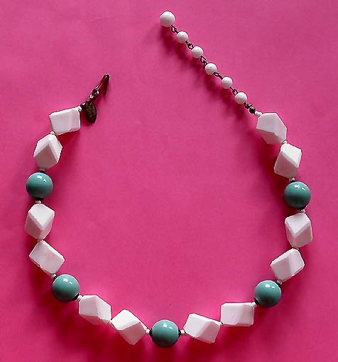 a beautiful vintage costume jewelry necklace unsigned