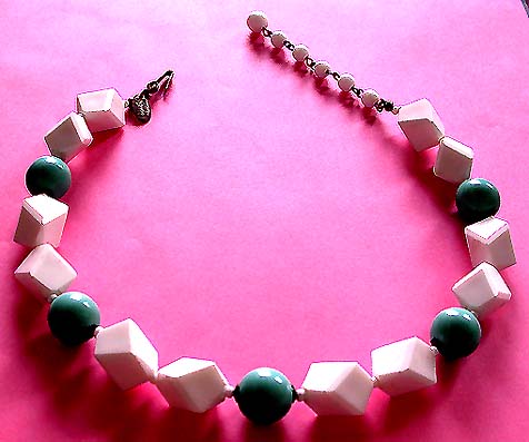 a beautiful vintage costume jewelry necklace unsigned