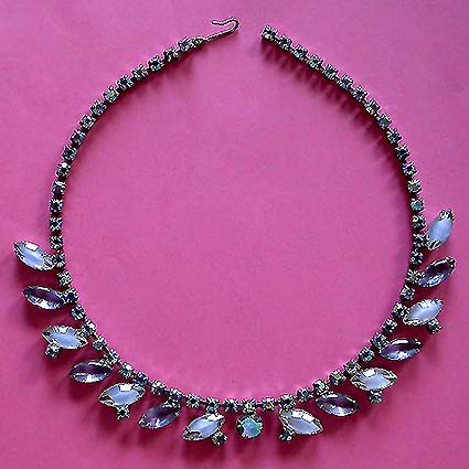 a beautiful vintage costume jewelry necklace unsigned