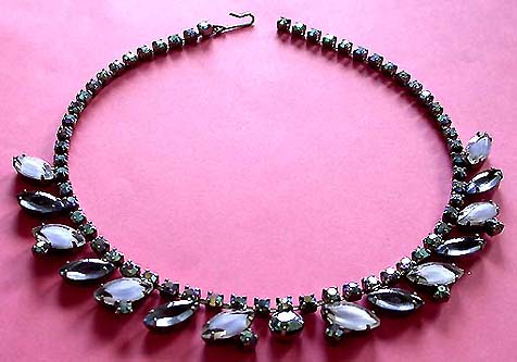 a beautiful vintage costume jewelry necklace unsigned