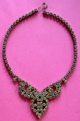 a beautiful vintage costume jewelry necklace unsigned