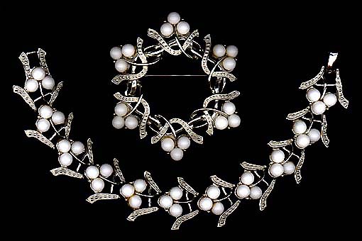 a beautiful vintage costume jewelry bracelet Kramer