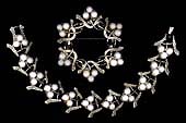 a beautiful vintage costume jewelry matching set unsigned
