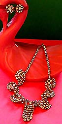 a beautiful vintage costume jewelry necklace unsigned