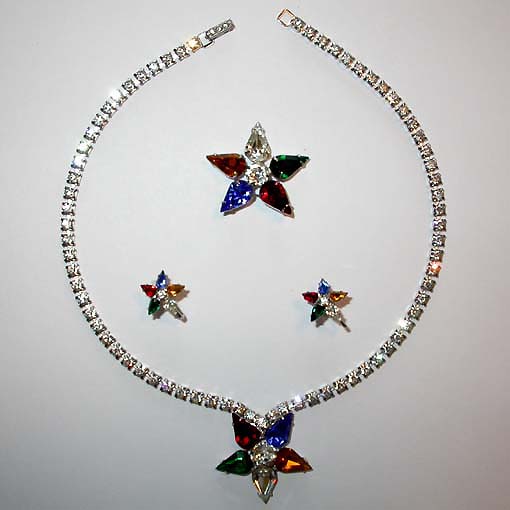 a beautiful vintage costume jewelry necklace unsigned