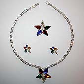 a beautiful vintage costume jewelry necklace Kramer