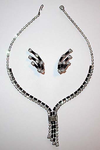 a beautiful vintage costume jewelry necklace unsigned