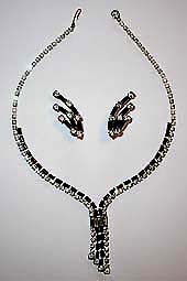 a beautiful vintage costume jewelry necklace unsigned