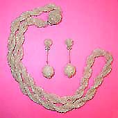 a beautiful vintage costume jewelry necklace unsigned