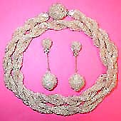 a beautiful vintage costume jewelry necklace unsigned