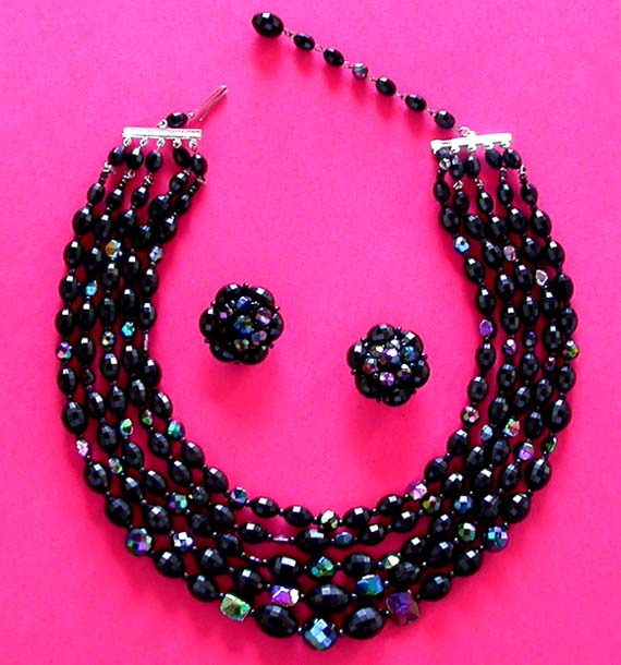 a beautiful vintage costume jewelry necklace unsigned