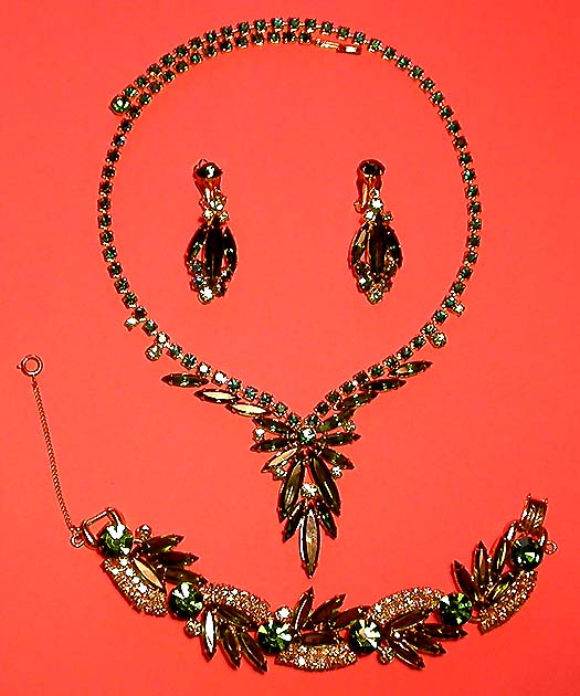 a beautiful vintage costume jewelry necklace Juliana