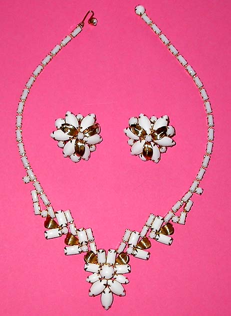 a beautiful vintage costume jewelry necklace Weiss
