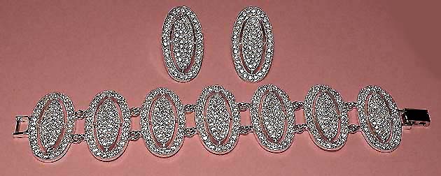 a beautiful vintage costume jewelry necklace Napier
