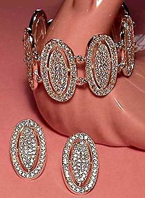 a beautiful Lisner vintage costume jewelry necklace, bracelet and clip earrings