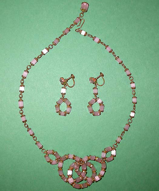 a beautiful vintage costume jewelry necklace