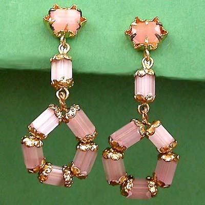 a beautiful vintage costume jewelry necklace