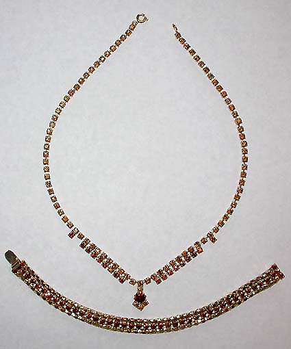 a beautiful vintage costume jewelry necklace unsigned