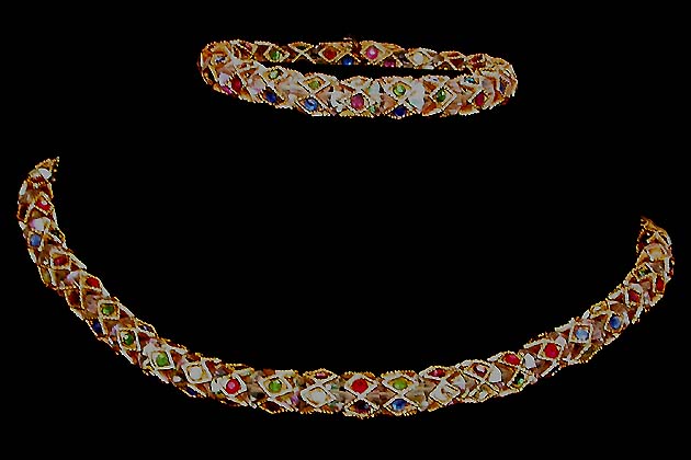 a beautiful vintage costume jewelry necklace unsigned