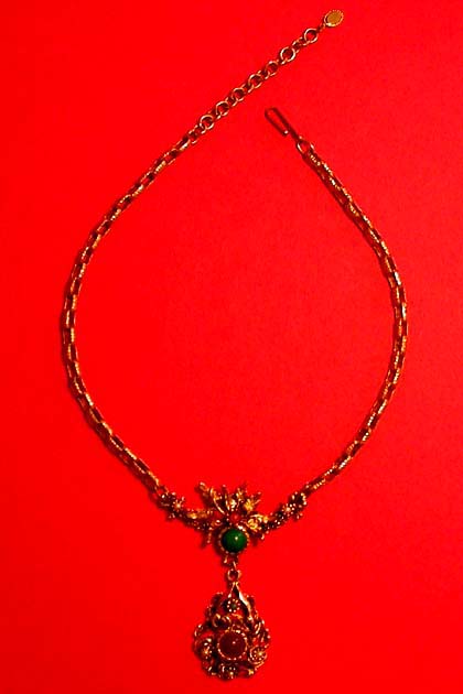 a beautiful vintage costume jewelry necklace unsigned