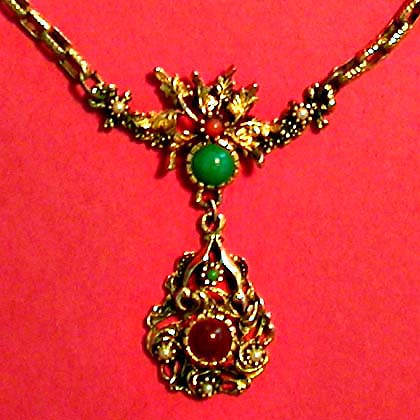 a beautiful vintage costume jewelry necklace unsigned