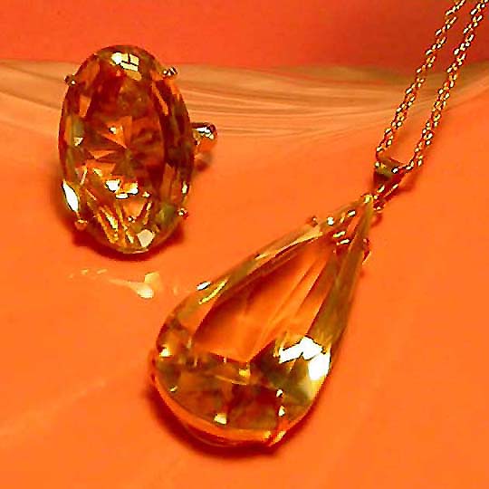 a beautiful vintage costume jewelry necklace unsigned