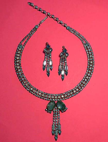 a beautiful vintage costume jewelry necklace unsigned