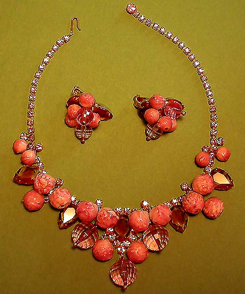 a beautiful vintage costume jewelry necklace Juliana