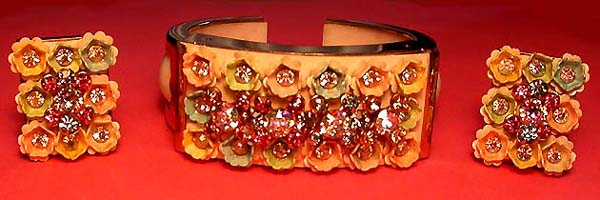 a beautiful vintage costume jewelry lucite necklace
