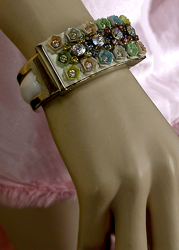 a beautiful vintage costume jewelry lucite necklace