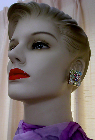 a beautiful vintage costume jewelry lucite necklace