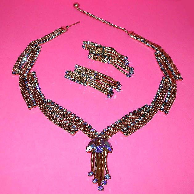 a beautiful vintage costume jewelry necklace