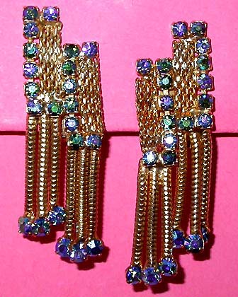 a beautiful vintage costume jewelry necklace