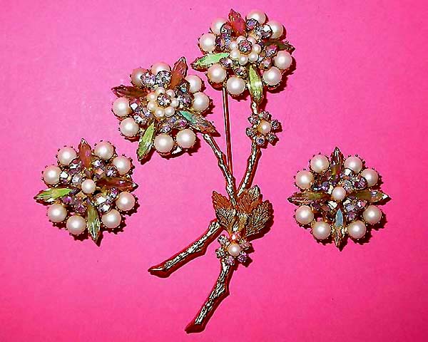 a beautiful vintage costume jewelry necklace unsigned