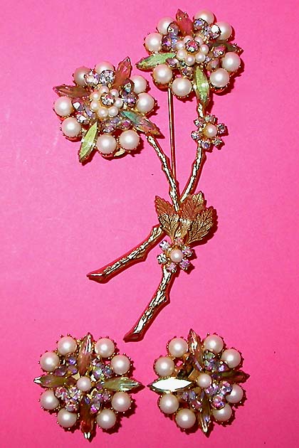 a beautiful vintage costume jewelry necklace unsigned