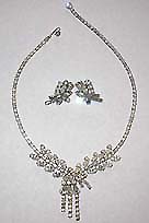 a beautiful vintage costume jewelry necklace unsigned